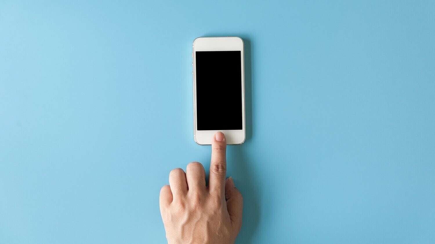 Linker Zeigefinger berührt Smartphone vor blauem Hintergrund