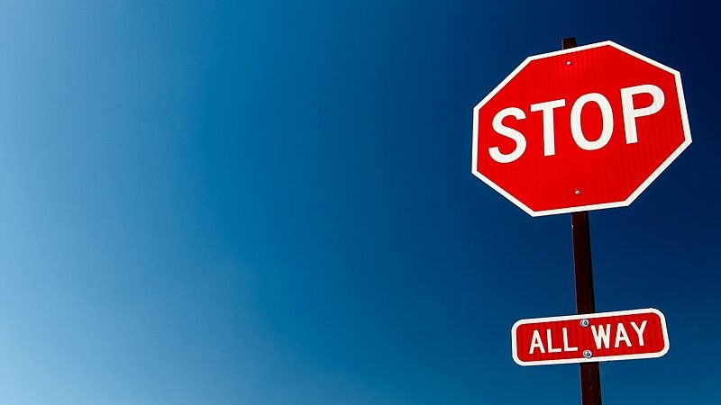 Rotes Stoppschild vor blauem Himmel, Bild: Roman Tiraspolsky / stock.adobe.com