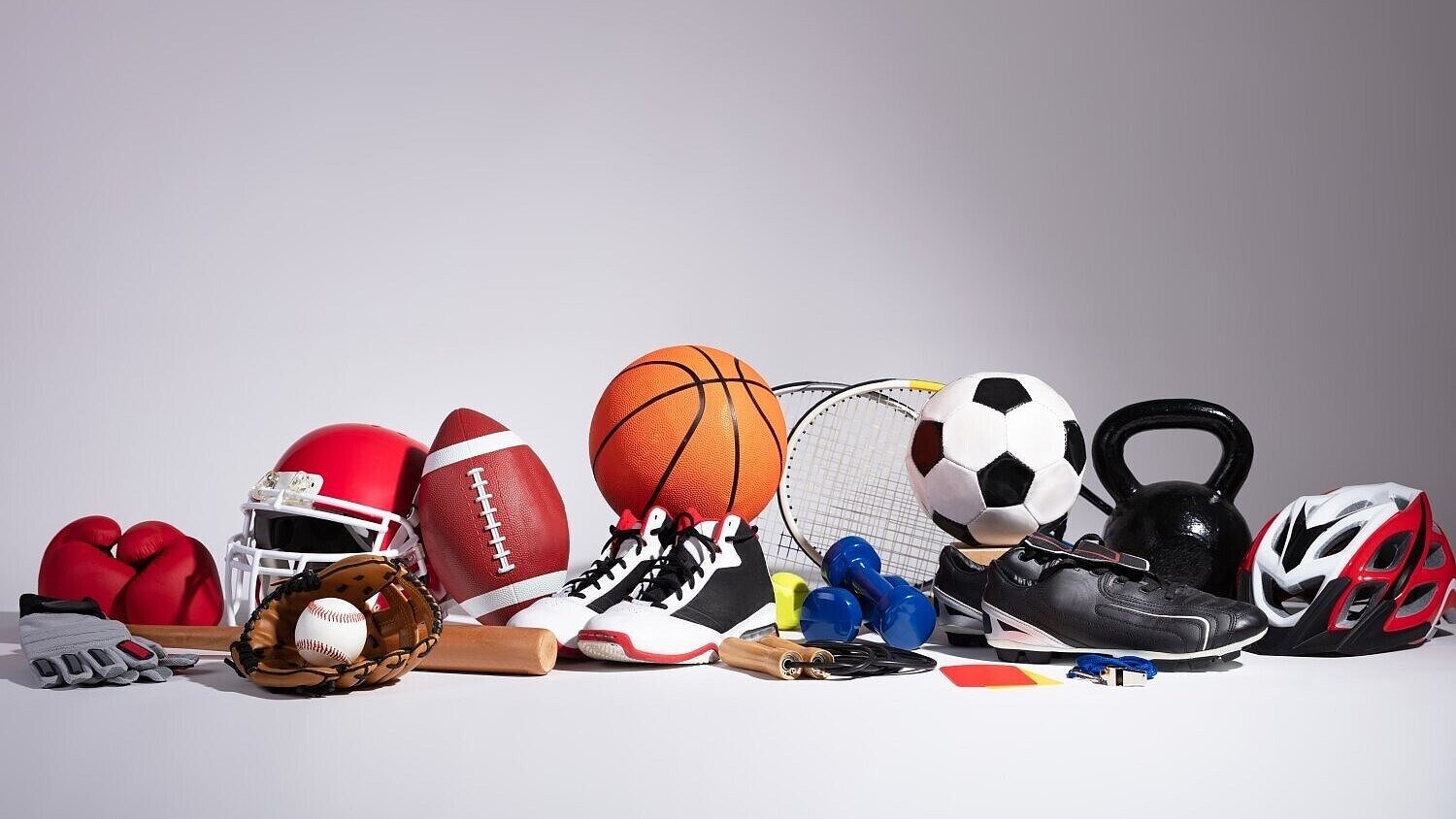 Diverses Sportequipment vor grauem Hintergrund