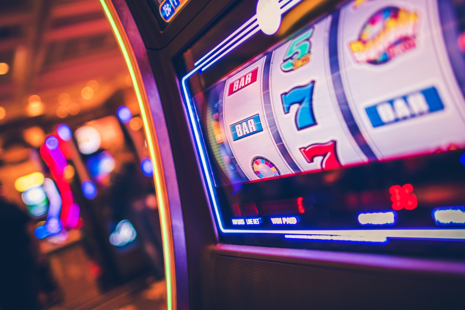 Spielautomaten haben ein hohes Suchtrisiko. Ein Spielautomat in Betrieb.